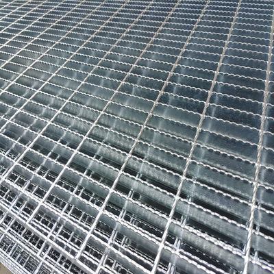 Bahan Bangunan Logam Bergerigi 30X3mm Welded Walkway Steel Bar Grid Grating