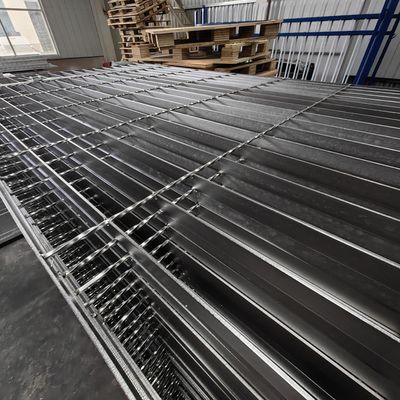 Permukaan halus Industrial Las Steel Grating Dengan 30mm Bearing Bar Pitch