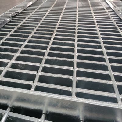 30mm Pitch Steel Grating Dengan Anti-Slip Korosi Resistensi Dan Welding Pencet
