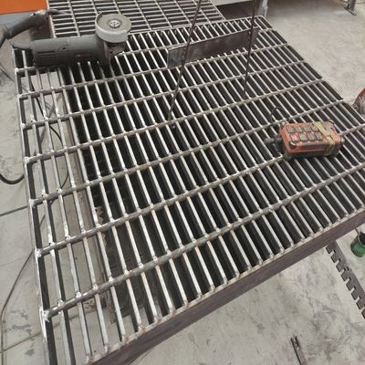 Kapasitas Heavy Duty Plate Steel Grating 19-w-4 Bar persegi panjang 8mm