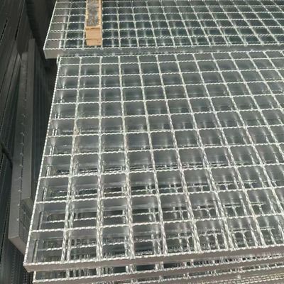 Permukaannya adalah grating baja perak bergerigi dengan koneksi yang baik