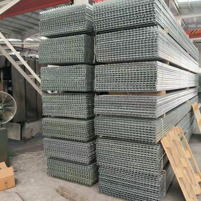 Industri Steel Grating Lantai Kuat dan Aman untuk Lingkungan Industri