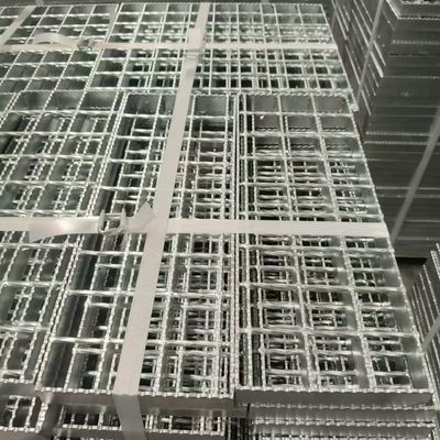 Heavy Duty Anti Slip Metal Grating Serrated Steel Dengan Permukaan Galvanized