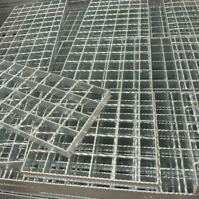 Galvanized Heavy Duty Serrated Tooth Steel Grating Dengan Anti Slip Drainage
