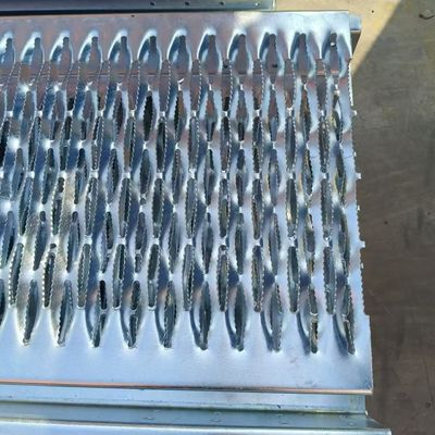 Kekuatan dan Kekuatan Garing Baja Bergerigi Dengan 50MM Dan 100MM Bar Spacing