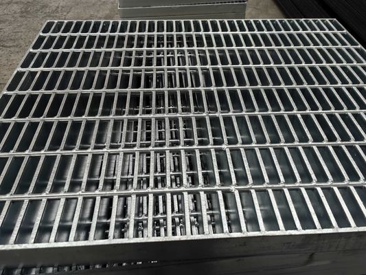 Perak Modern 3mm Cross Bar Pitch Industrial Welded Steel Grating Hot Galvanized Permukaan halus