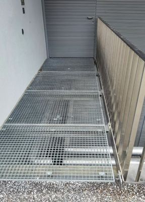 Q345 Grade Non-Slip Flat Bar Type Steel Grating Platform Untuk Solusi Lantai Berkualitas yang Aman