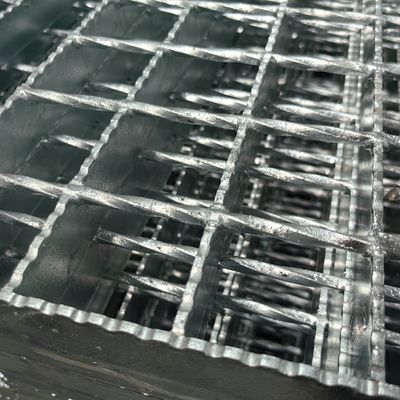 Galvanized Finish Industrial Steel Grating Made from Pattern Plate Mesin Pressure Welding