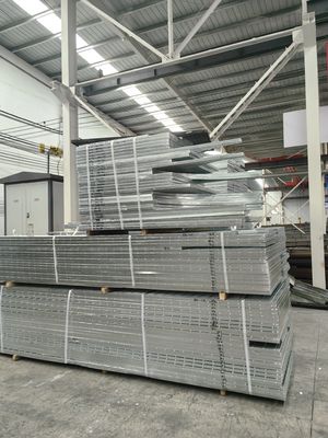 Ruang pembuangan umum Industrial Steel Grating Dengan Teknik Mesh Las Dan 50mm * 5mm Bearing Bar