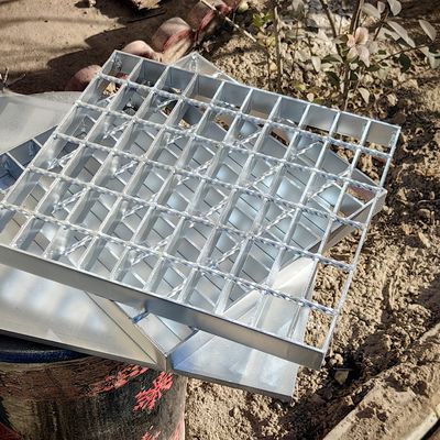 3-10mm Ketebalan Non slip Grating Hot Dip Galvanized Perlakuan Permukaan Steel Grating