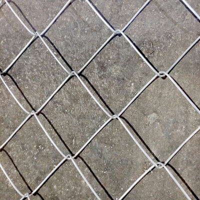 Pagar Chain Link yang serbaguna dengan ukuran mesh dan pilihan ketebalan yang fleksibel yang memberikan keamanan dan kinerja ventilasi