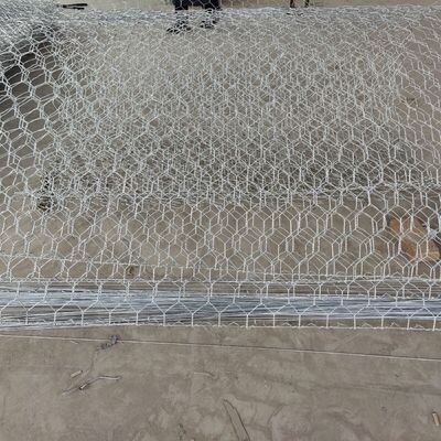 Gabion Wire Mesh menampilkan kawat logam berkekuatan tinggi yang ditenun menjadi sangkar jala untuk rekayasa hidrolik dan pengelolaan lingkungan