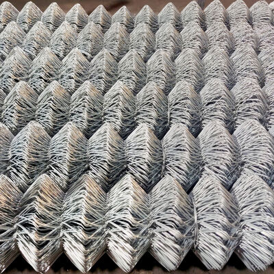 Pagar Rantai Besi Menampilkan Jaring Logam Tahan Lama dengan Lubang yang Terdistribusi Merata Memastikan Kinerja Kompresi dan Tarik yang Sangat Baik