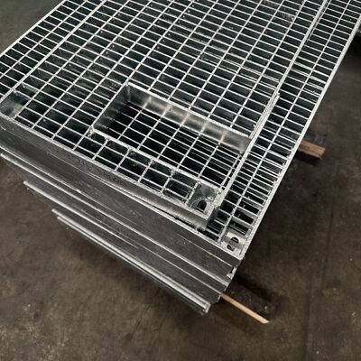Industrial steel grating adopts interlocking load and cross bars for high strength and stable performance.